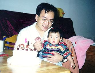 以晴一歲了! 唱生日快樂歌!