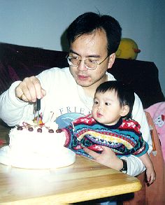 以晴一歲了! 爸爸切蛋糕